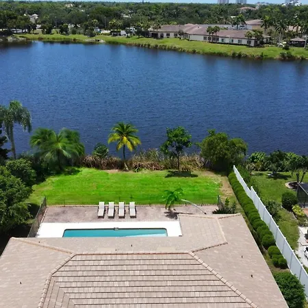 Stunning Lakeside Retreat, Heated Pool, Renovated